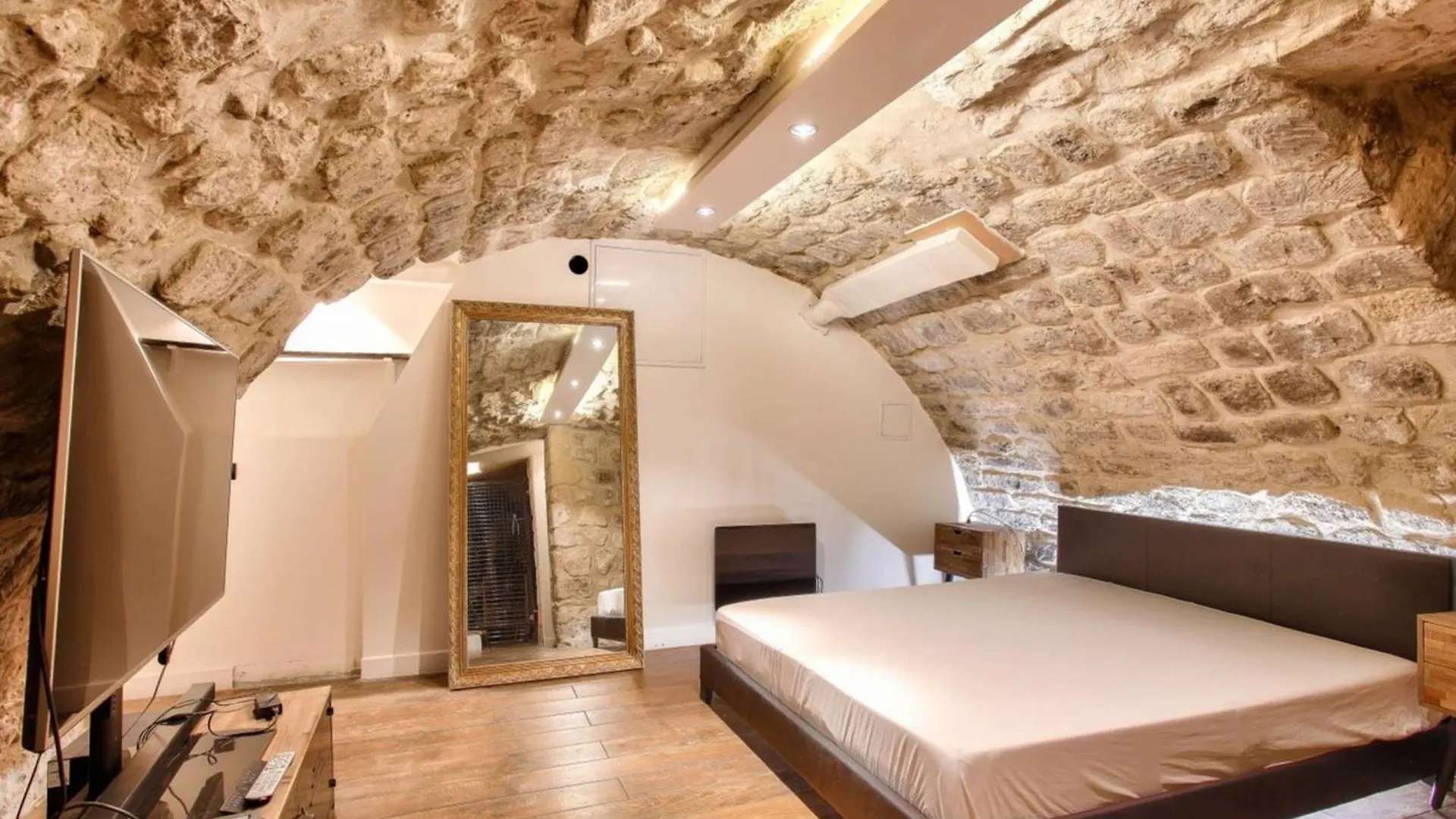 Spacious Of 100 M In Souplex Paris